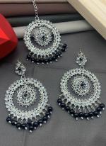 Black Stone Earrings With Maang Tikka